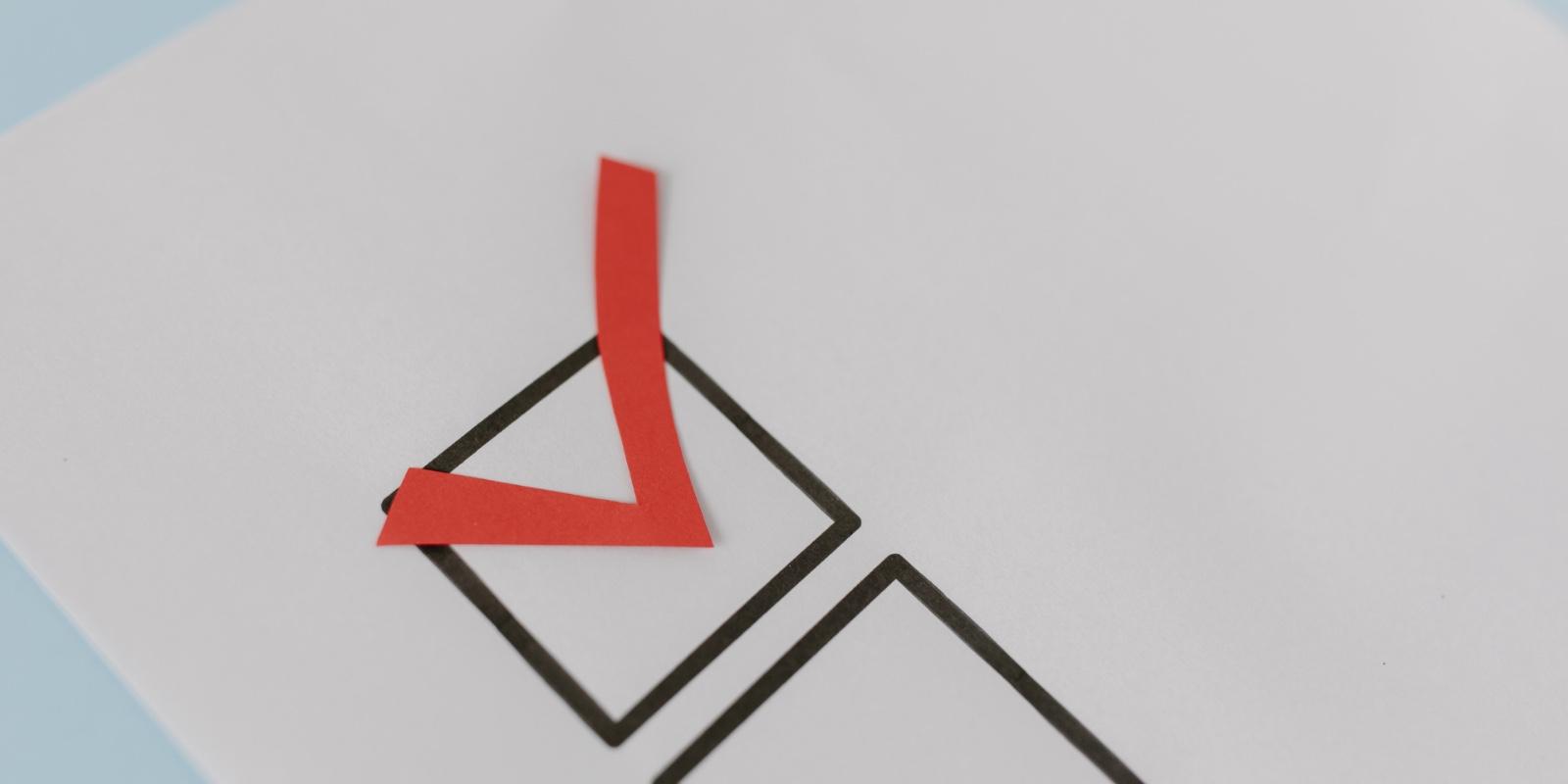 ¿Dónde puedo verificar si un agente inmobiliario está licenciado en Florida?